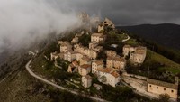 Kastil Rocca Calascio berada di sebuah desa di Pegunungan Apennines yang tinggi.