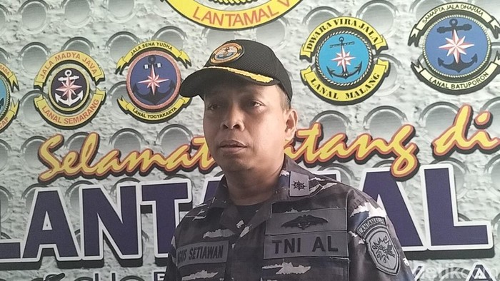 Kadispen Lantamal V Letkol Agus Setiawan merespons video viral bus TNI AL terobos pelintasan KA.