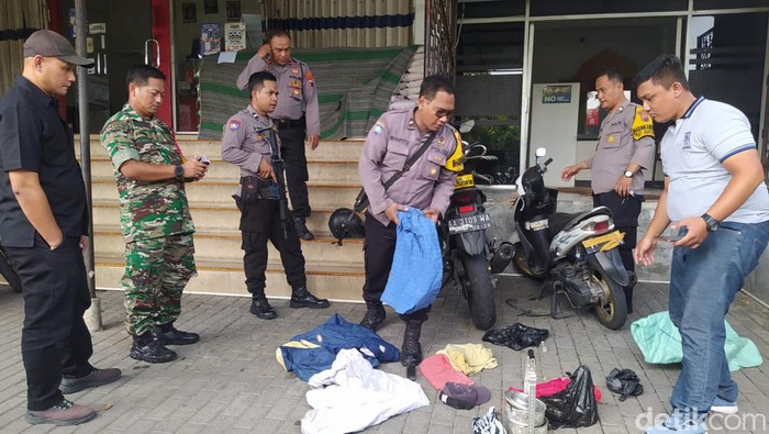 Kantor JNE Mertoyudan Magelang digaris polisi, Jumat (5/5/2023). Diduga ada karyawati yang disetrum.