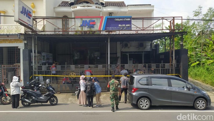 Kantor JNE Mertoyudan Magelang digaris polisi, Jumat (5/5/2023). Diduga ada karyawati yang disetrum.
