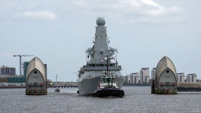 Kapal Perang HMS Diamond Kawal Penobatan Raja Charles III