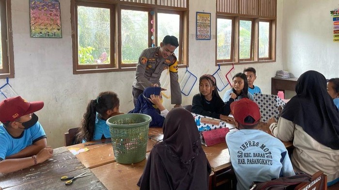 Kapolsek Baras, Kabupaten Pasangkayu, Sulawesi Barat (Sulbar) Ipda Mohamad Harapansyah mengajar siswa SD, SMP, SMA bahasa inggris.
