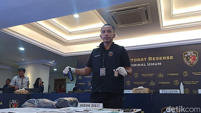 Kasubdit Jatanras Ditreskrimum Polda Metro Jaya AKBP Indrawienny Panjiyoga menunjukkan air gun milik Mustopa NR, pelaku penembakan di kantor MUI Pusat