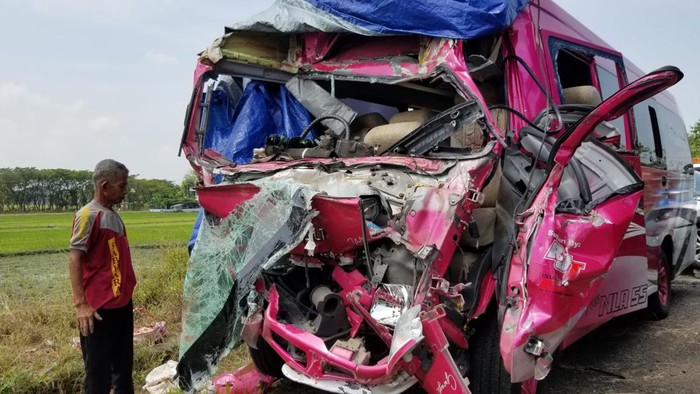 Kecelakaan elf rombongan manten tol Ngawi