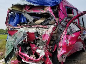 Elf Rombongan Manten Ringsek Kecelakaan di Tol Ngawi, 12 Orang Luka