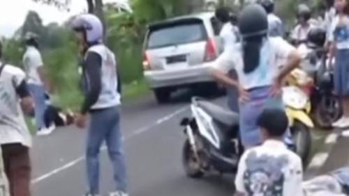 Kecelakaan lalu lintas terjadi di Jalan Raya Denpasar-Kintamani, melibatkan siswa SMU yang sedang konvoi lulus-lulusan.