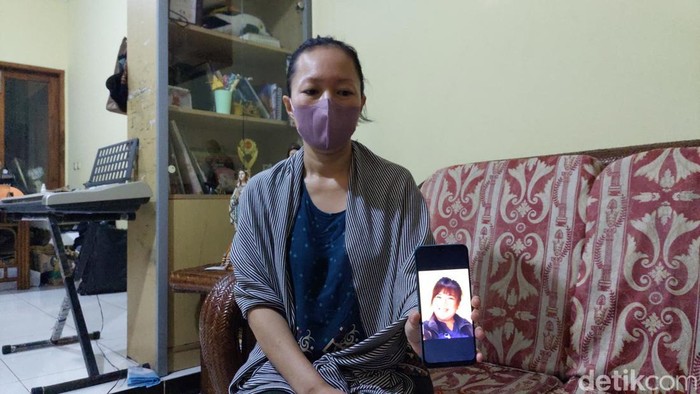 Keluarga Menunjukkan Foto Theodora Mayang, Warga KBB yang Terjebak di Myanmar