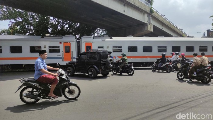 Kesemrawutan pelintasan KA di Malang yang sempat viral