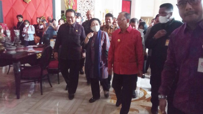 Ketua Umum PDI Perjuangan didampingi Gubernur Bali Wayan Koster menghadiri acara seminar Haluan Pembangunan Bali Masa Depan, Jumat (5/5/2023). (Aryo Mahendro/detikBali).