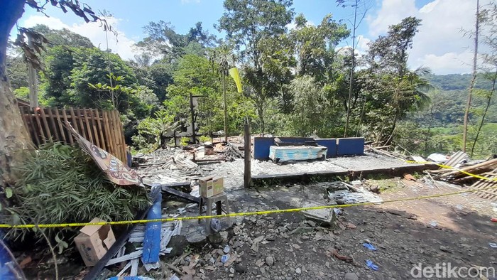 Kondisi rumah yang terbakar hingga menewaskan dua balita di Kawasan Cadas Pangeran, Sumedang tampak rata dengan tanah, Jumat (6/5/2023)