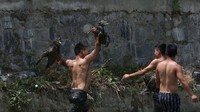 Tampak seorang kontestan yang senang karena berhasil menangkap dua bebek.