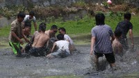 Sejumlah peserta lomba merebutkan seekor bebek di Kabupaten Taijiang, Provinsi Guizhou, China, Kamis (4/5/2023).