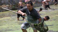 Dalam lomba tersebut, ada juga seorang kontestan membawa jaring yang berisikan ikan.