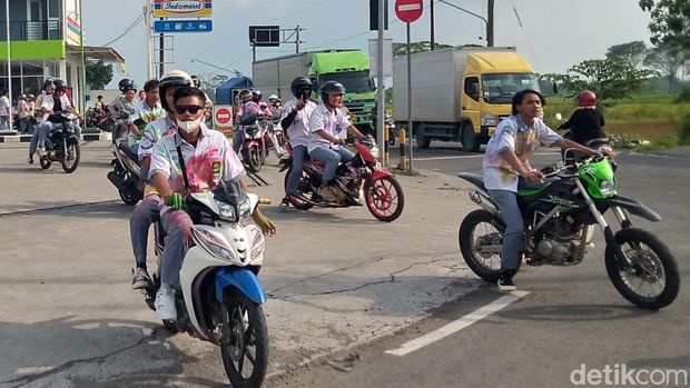 Konvoi lulusan pelajar SMA dan SMK di Kecamatan Delanggu, Klaten, Jumat (5/5/2023).