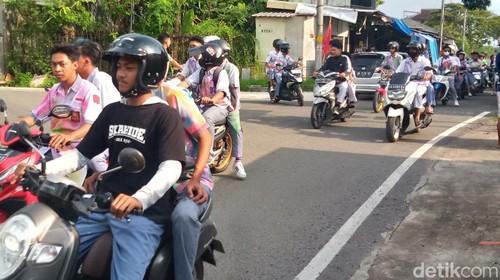 Konvoi lulusan pelajar SMA dan SMK di Kecamatan Delanggu, Klaten, Jumat (5/5/2023).