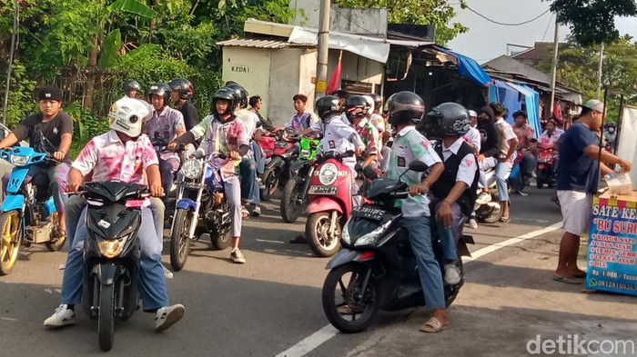 Konvoi lulusan pelajar SMA dan SMK di Kecamatan Delanggu, Klaten, Jumat (5/5/2023).