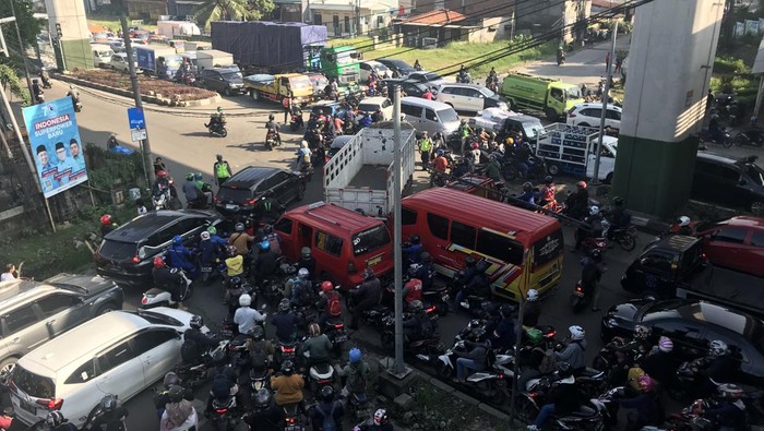 Lampu Merah Mati di Perempatan Jl Hamengkubuwono Cakung Jaktim, Lalin Macet (Firda-detikcom)