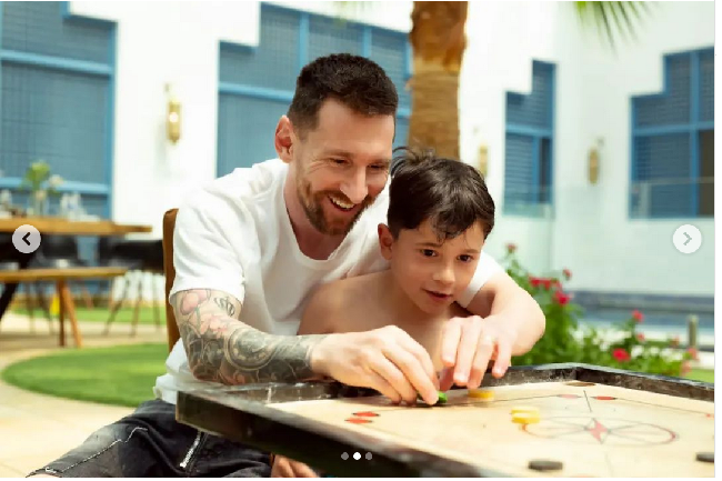 Sayangnya liburan Lionel Messi ke Arab Saudi ini tak berakhir indah. Dilansir dari media-media Spanyol, PSG menghukum Lionel Messi dengan durasi dua pekan berupa larangan berlatih bersama tim, larangan main, dan tidak menerima gaji karena sang pesepakbola telat balik untuk berlatih. Foto: Dok. Saudi Tourism Authority