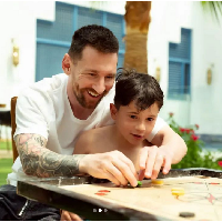 Sayangnya liburan Lionel Messi ke Arab Saudi ini tak berakhir indah. Dilansir dari media-media Spanyol, PSG menghukum Lionel Messi dengan durasi dua pekan berupa larangan berlatih bersama tim, larangan main, dan tidak menerima gaji karena sang pesepakbola telat balik untuk berlatih. Foto: Dok. Saudi Tourism Authority