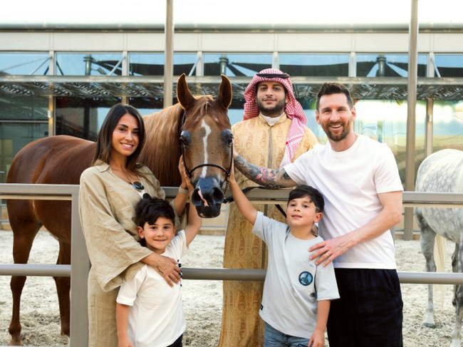 Pemain Argentina itu juga mengunjungi Museum Kuda Arab. Messi dan keluarga diajak melihat-lihat dan memahami peran penting kuda di Arab Saudi di mana hewan tersebut bukan hanya sekadar alat transportasi tapi juga menjadi simbol status sosial. Foto: Dok. Saudi Tourism Authority