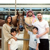 Pemain Argentina itu juga mengunjungi Museum Kuda Arab. Messi dan keluarga diajak melihat-lihat dan memahami peran penting kuda di Arab Saudi di mana hewan tersebut bukan hanya sekadar alat transportasi tapi juga menjadi simbol status sosial. Foto: Dok. Saudi Tourism Authority