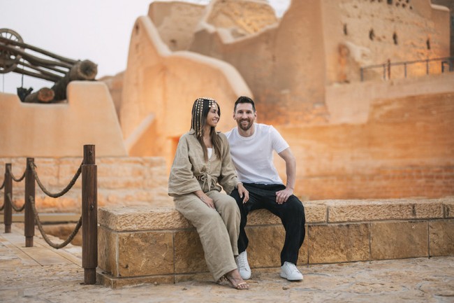 Lionel Messi liburan ke Riyadh dalam rangka menjalani tugasnya sebagai duta pariwisata Arab Saudi. Seperti dikutip dari Arab News, salah satu tempat wisata yang didatangi Messi adalah Diriyah, tempat berdirinya situs Warisan Dunia UNESCO At-Turaif. Diriyah merupakan tempat kelahiran kerajaan dan rumah asli keluarga Kerajaan Al Saud, sekaligus tempat berdirinya negara Saudi pada 1727 silam. Foto: Dok. Saudi Tourism Authority