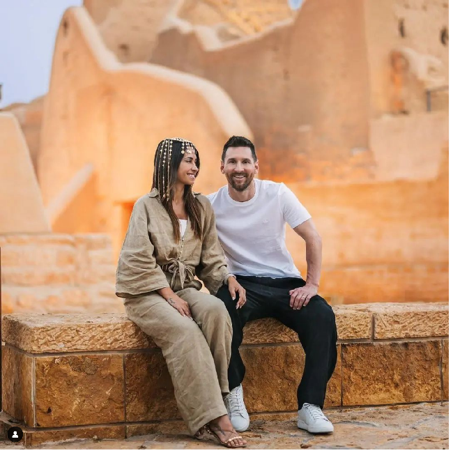 Saat liburan di Riyad, Antonella Roccuzzo berpose memakai headpiece atau hiasan kepala tradisional Saudi yaitu Hama. Foto: Dok. Saudi Tourism Authority