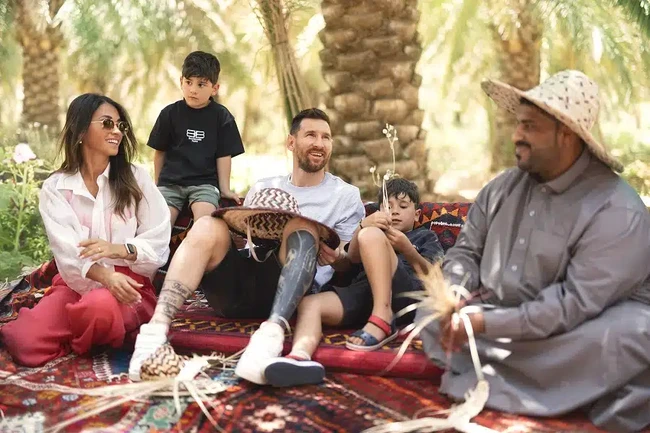 Lionel Messi dan istrinya Antonella Roccuzzo serta dua anak mereka juga mengunjungi kebun kurma yang populer di Arab Saudi. Foto: Dok. Saudi Tourism Authority