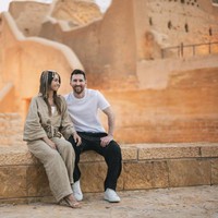 Lionel Messi liburan ke Riyadh dalam rangka menjalani tugasnya sebagai duta pariwisata Arab Saudi. Seperti dikutip dari Arab News, salah satu tempat wisata yang didatangi Messi adalah Diriyah, tempat berdirinya situs Warisan Dunia UNESCO At-Turaif. Diriyah merupakan tempat kelahiran kerajaan dan rumah asli keluarga Kerajaan Al Saud, sekaligus tempat berdirinya negara Saudi pada 1727 silam. Foto: Dok. Saudi Tourism Authority