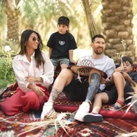 Lionel Messi dan istrinya Antonella Roccuzzo serta dua anak mereka juga mengunjungi kebun kurma yang populer di Arab Saudi. Foto: Dok. Saudi Tourism Authority