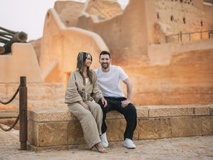 Foto Gaya Lionel Messi dan Istri Liburan di Arab Saudi, Berakhir Dihukum PSG