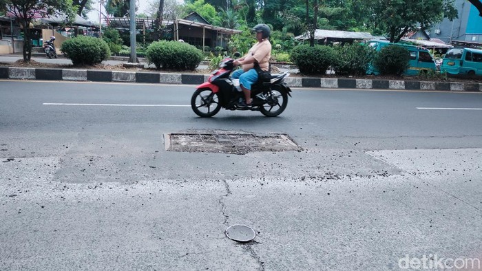 Lubang manhole Telkom di Jalan Urip Sumoharjo, Makassar. Agus Umar Dani/detikSulsel