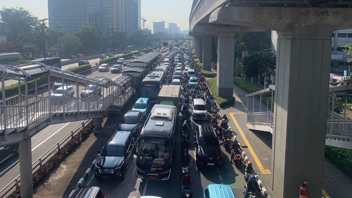 Macet di Jl MT Haryono, Jakarta
