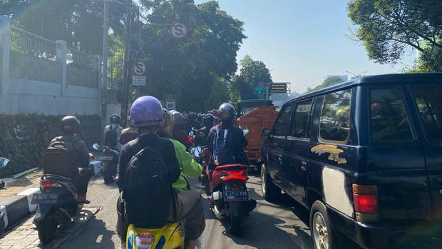 Macet di Jl TB Simatupang arah Cilandak, Jakarta Selatan.