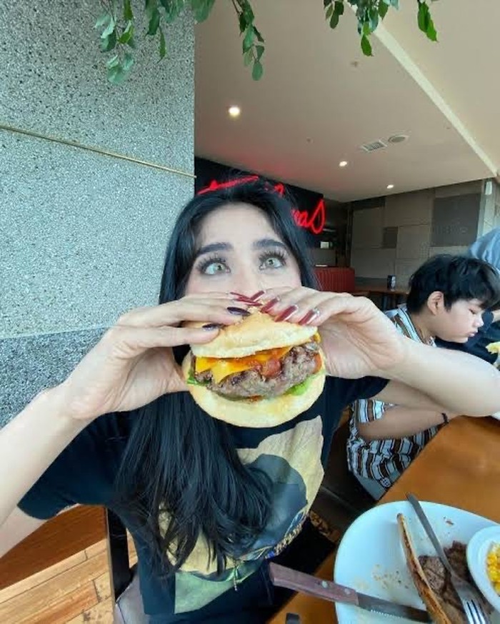 Makin Cantik, Dewi Perssik Paling Suka Makan Ikan Pedas hingga Brownies