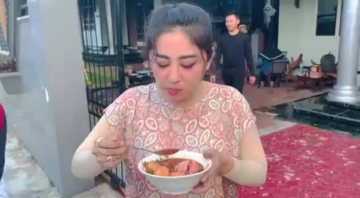 Makin Cantik, Dewi Perssik Paling Suka Makan Ikan Pedas hingga Brownies Makin Cantik, Dewi Perssik Paling Suka Makan Ikan Pedas hingga Brownies