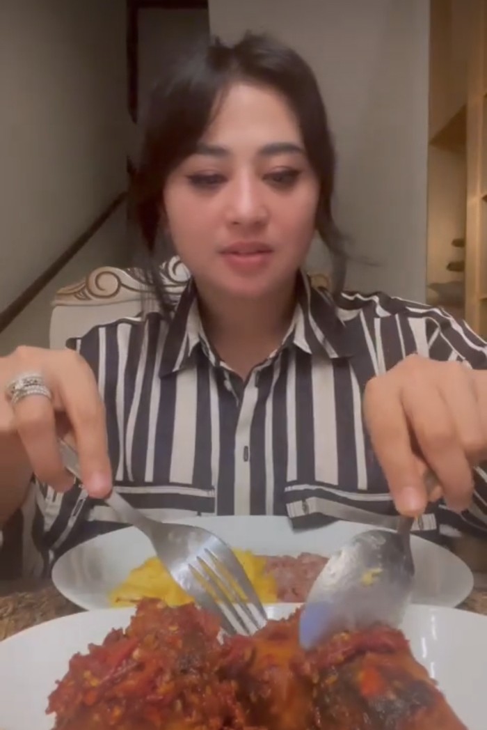 Makin Cantik, Dewi Perssik Paling Suka Makan Ikan Pedas hingga Brownies Makin Cantik, Dewi Perssik Paling Suka Makan Ikan Pedas hingga Brownies
