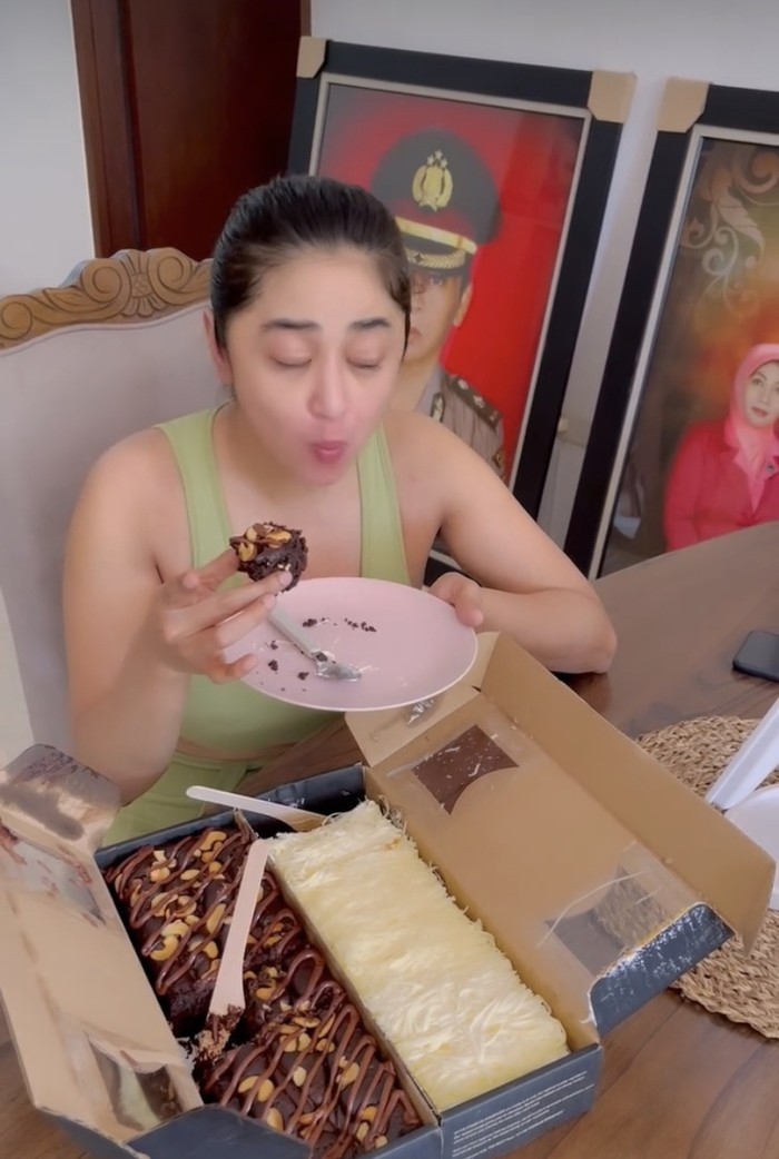 Makin Cantik, Dewi Perssik Paling Suka Makan Ikan Pedas hingga Brownies Makin Cantik, Dewi Perssik Paling Suka Makan Ikan Pedas hingga Brownies