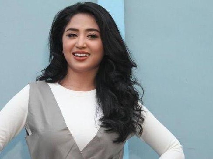 Makin Cantik, Dewi Perssik Paling Suka Makan Ikan Pedas hingga Brownies