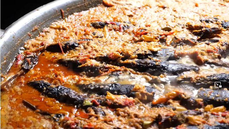 Emak-emak Korea ini lahap sekali makan mangut lele di Yogyakarta