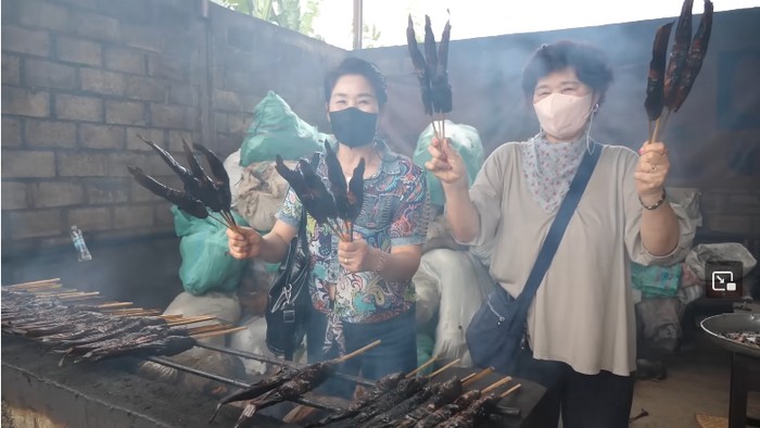Emak-emak Korea ini lahap sekali makan mangut lele di Yogyakarta