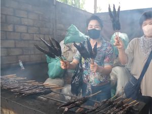 Makan Lele Mangut di Yogyakarta, Emak-emak Korea Ini Lahap Banget!