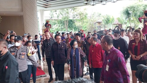 Megawati Soekarnoputri didampingi oleh Gubernur Bali Wayan Koster dan Wakil Gubernur Bali Cok Ace saat menghadiri acara Seminar Nasional 100 Tahun Bali Era Baru di Badung (5/5/2023). (Rizki Setyo Samudero)
