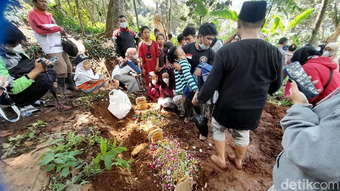 Mela Andriani (28) ibu dari dua balita yang tewas dalam kebakaran di Sumedang Pingsan setelah prosesi pemakaman.