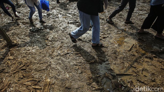Dentuman keras terdengar bersahut-sahutan di Desa Sukamakmur, Kabupaten Bogor, Jawa Barat. Meriam karbit dari kayu randu itu dinyalakan bergantian di Pesta Rakyat Kuluwung Sunda.