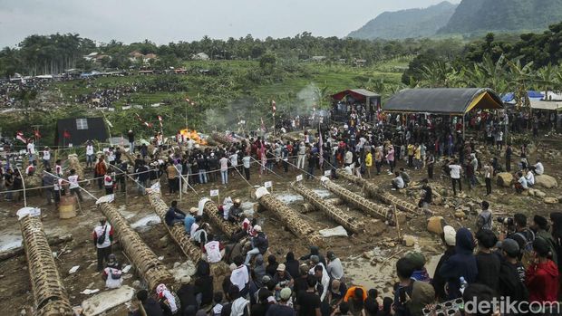 Melihat Adu Meriam di Pesta Rakyat Kuluwung Sunda Dentuman keras terdengar bersahut-sahutan di Desa Sukamakmur, Kabupaten Bogor, Jawa Barat. Meriam karbit dari kayu randu itu dinyalakan bergantian di Pesta Rakyat Kuluwung Sunda.