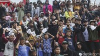 Banyak versi yang mengungkap sejarah kuluwung ini, ada yang bilang sudah ada sejak tahun 1960, 1980 hingga yang paling lama yakni di masa kolonial Belanda. Namun tradisi dan pesta rakyat ini tetap harus dirawat dan dilestarikan agar generasi muda yang akan datang bisa tahu dan mengenali budaya bangsa Indonesia.