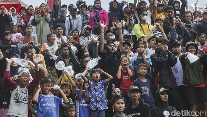 Dentuman keras terdengar bersahut-sahutan di Desa Sukamakmur, Kabupaten Bogor, Jawa Barat. Meriam karbit dari kayu randu itu dinyalakan bergantian di Pesta Rakyat Kuluwung Sunda.