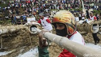 Festival yang digelar rutin lima tahunan ini berbahan dasar kayu randu ataupun kayu kapuk yang memang cukup sulit. Masa produksi pohonnya itu sekitar 4 tahun sehingga butuh waktu yang cukup untuk mengumpulkan sang meriam.