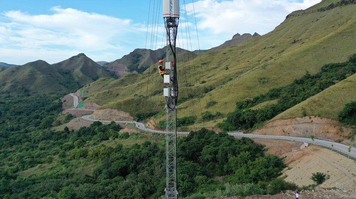 Pekerja memeriksa 'compact mobile BTS' di Desa Golo Mori, Labuan Bajo, Manggarai Barat, NTT, Kamis (4/5/2023). Sejumlah persiapan seperti penyediaan infrastruktur telekomunikasi, transportasi dan penataan taman serta infrastruktur lainnya itu bertujuan menyambut pegelaran KTT ASEAN di Labuan Bajo.  ANTARA FOTO/Zabur Karuru/rwa.
